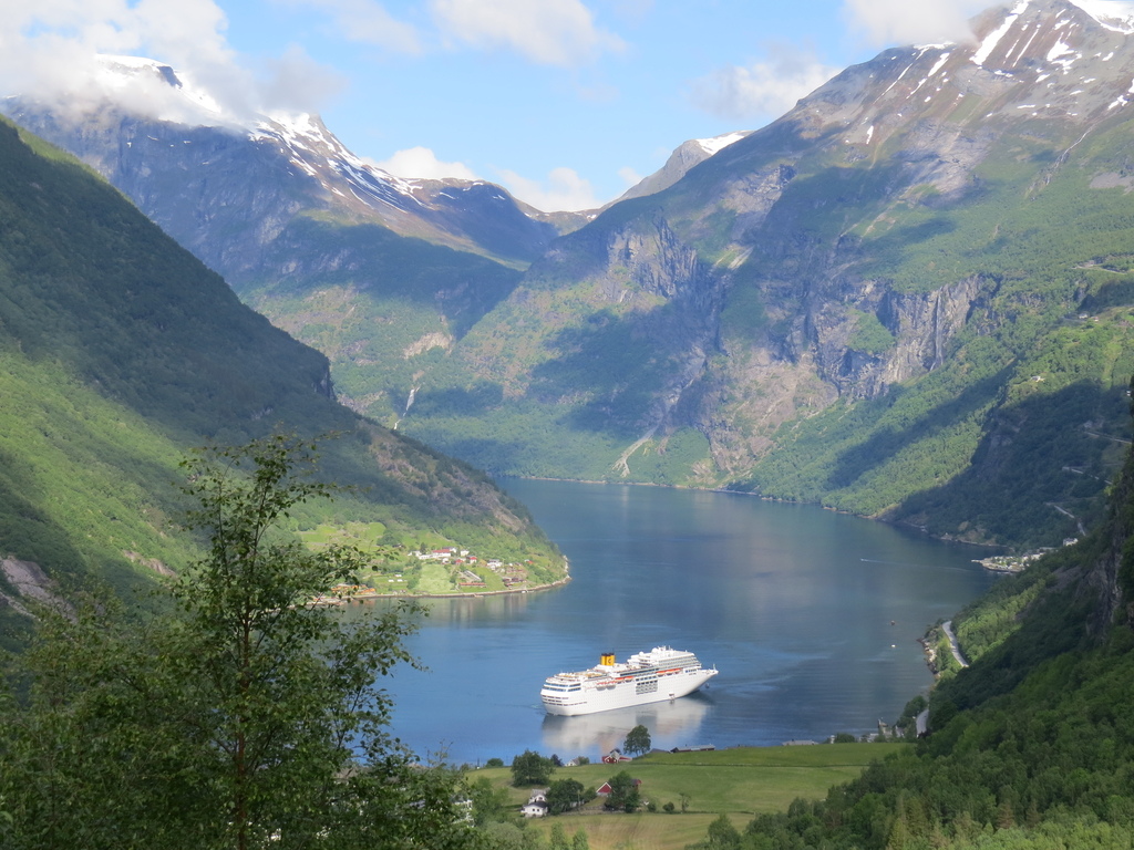 Geiranger_Norway_BHsiung2016.jpg Geiranger_Norway_BHsiung2016.jpg