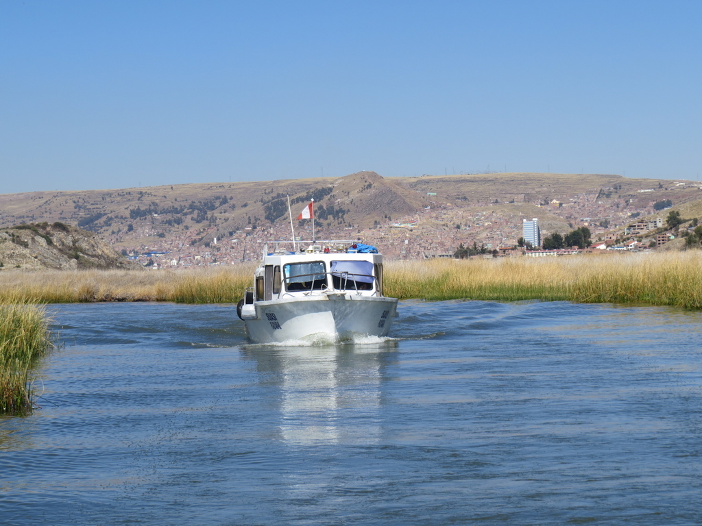 Yacht@Lake Titicaca_Peru_Barry Hsiung201710 (2).jpg Yacht@Lake Titicaca_Peru_Barry Hsiung201710 (2).jpg