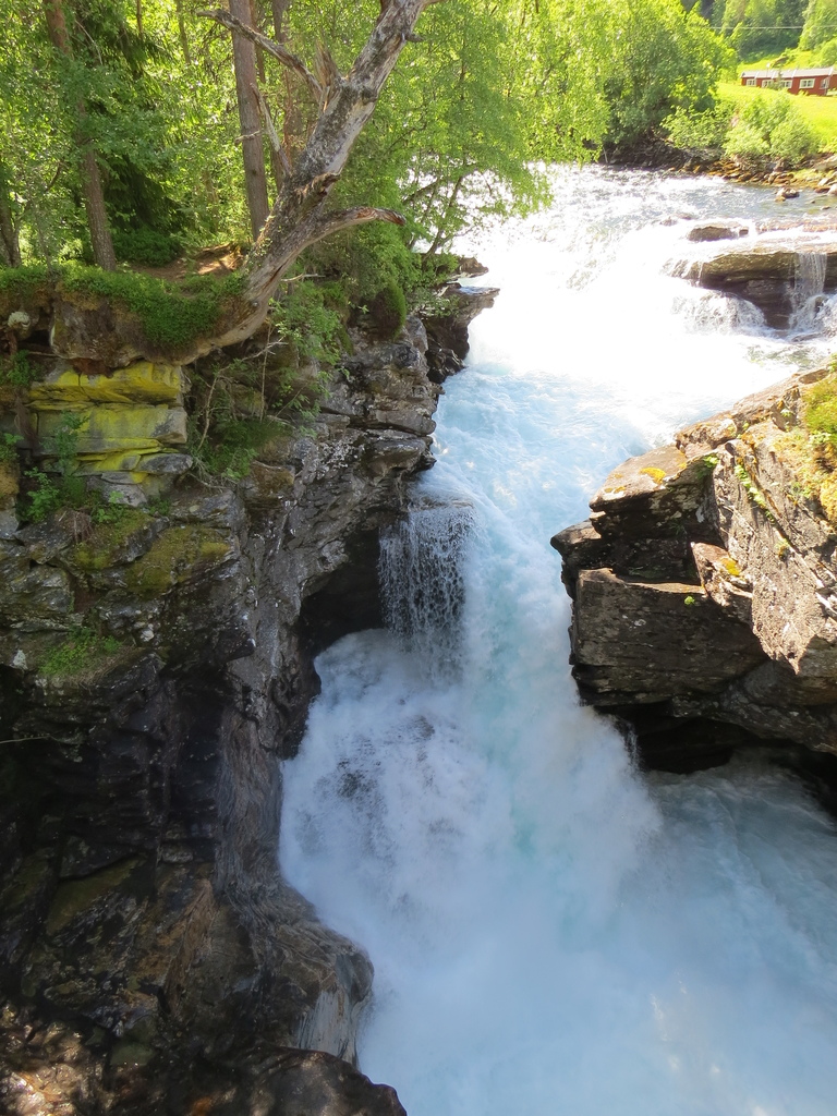 Stigfossen waterfall_Norway_BHsiung2016.jpg Stigfossen waterfall_Norway_BHsiung2016.jpg