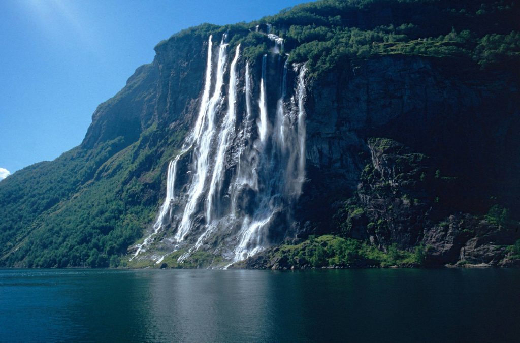 Seven_Sisters_Waterfall.jpg Seven_Sisters_Waterfall.jpg